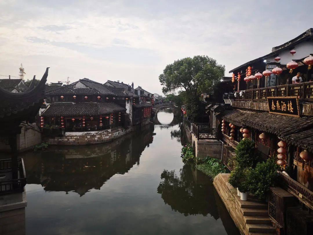逃离废弃的建筑